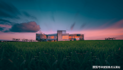 西面就是景色绝美的滇池